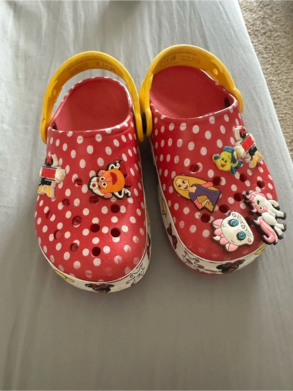Minnie Polka Dot Red Clog Sandals with Yellow Strap